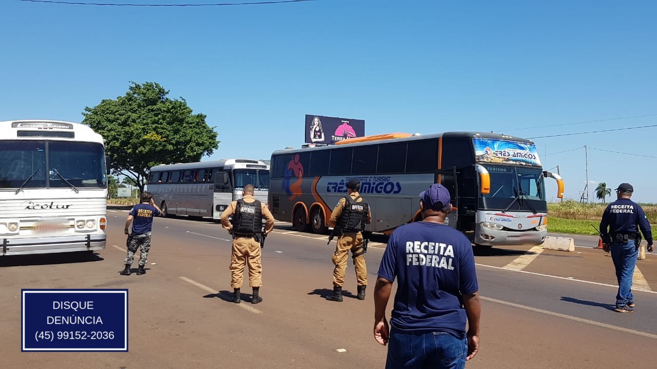 Analistas-Tributários participam da retenção de dois ônibus carregados com mercadorias na BR-277