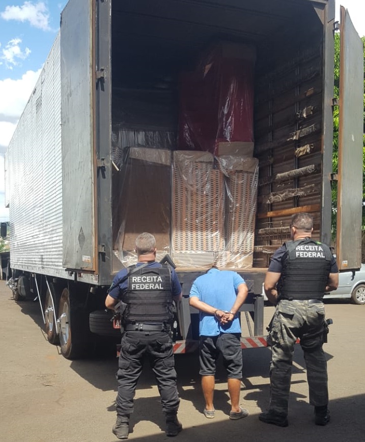 Analistas-Tributários retêm caminhão carregado com R$ 1 milhão em caixas de cigarros no PR