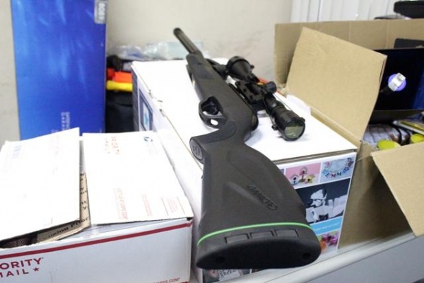 Analistas-Tributários retêm simulacro de arma de fogo e R$ 25 mil em produtos no Aeroporto Internacional de Roraima